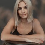 Susan Sideropoulos Instagram - Montag Mein LieblingsTag Heute schwerer als meistens Und doch spüre ich diese MontagsEnergie, vielleicht weil ich mich so lange Zeit darauf konditioniert habe. Vielleicht ist einfach wirklich was dran, an den Gewohnheiten und das wir uns gute Gewohnheiten aneignen können. Danke lieber Montag. Den Wert der Zeit, wurde mir in den letzten schweren Wochen und Monaten noch einmal viel bewusster. Zeit - unser wertvollstes Gut. Wie wir sie verbringen und mit wem wir sie verbringen. Ich starte heute, wie jeden Tag, einen neuen Versuch meine Zeit bewusst zu leben. Wünsche dir einen guten Start in die Woche, wo auch immer du gerade stehst im Leben. Gib dem Tag eine Chance - er ist ein Geschenk an dich, auch wenn er nicht immer schön verpackt ist 💝 Danke @liesafuchsfotografie für die wunderschönen Bilder unseres letzten Shootings. Du hast jede Emotion eingefangen 📸❤️ #MagicMonday