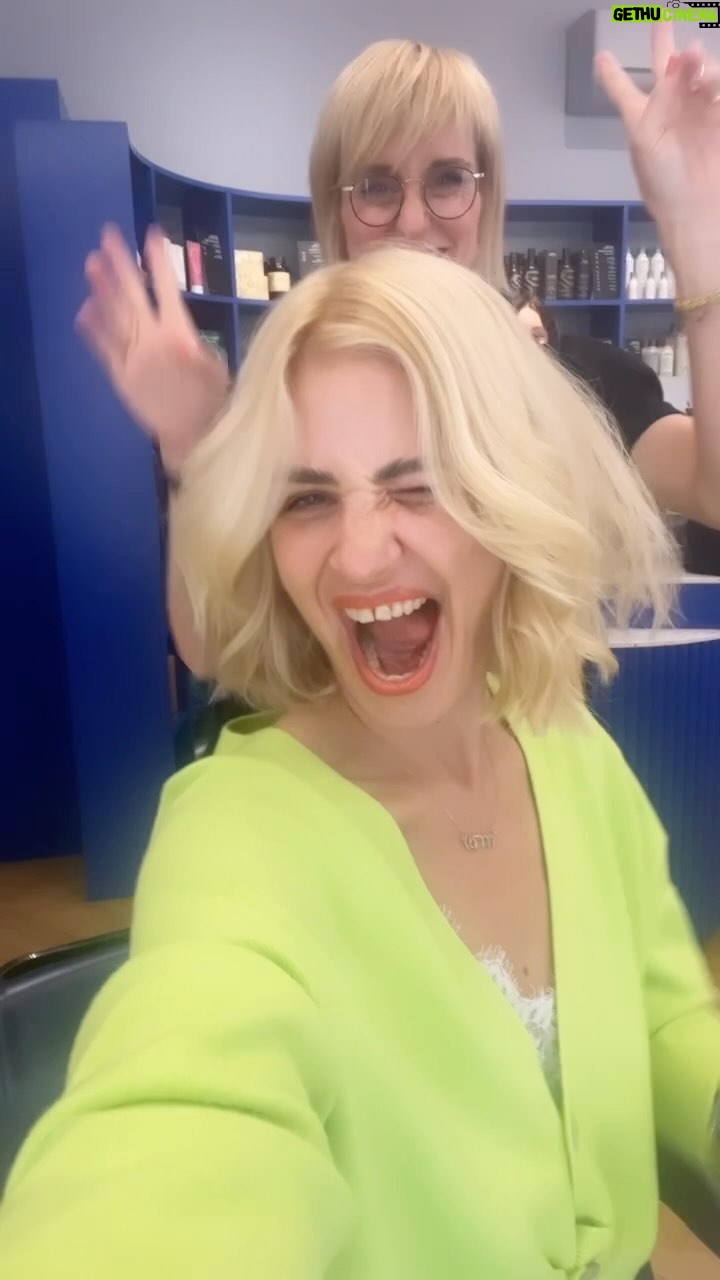 Susan Sideropoulos Instagram - Brauchte n bisschen mehr Leichtigkeit - manchmal sind ein paar Strähnen und n Haarschnitt schon ein guter Anfang 😜 #LoveIsInTheHair Natürlich immer nur bei den besten @molarberlin 💙 #unbezahltewerbung #weileinfachgut