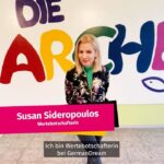 Susan Sideropoulos Instagram - Mit unseren deutschlandweiten #Dialogen begegnen wir den Schüler:innen auf Augenhöhe und holen sie gemeinsam mit unseren #Wertebotschafter:innen ab. Wertebotschafterin, Schauspielerin und Autorin @susan_sideropoulos war mit uns bei der @arche_kinderstiftung um mit den Teilnehmenden in den Dialog zu treten. Im folgenden Video erzählt Dir Susan wie es im #Wertedialog war. In den Wertedialogen ging es um die Werte Respekt, Empathie und #Akzeptanz. Susan sprach mit den Jugendlichen darüber, wie wichtig es ist, ein friedliches Miteinander zu führen und sich in die Perspektiven anderer einzufühlen. Die Teilnehmenden brachten ihre eigenen Erfahrungen und Beobachtungen ein, wodurch ein lebendiger und vielfältiger Austausch entstand. Eine Teilnehmerin äußerte, dass sie in ihrer Generation einen Mangel an #Respekt und Akzeptanz feststellt und dass viele nicht erkennen, wie verletzend Worte sein können. Susan erzählte im Dialog, wie sie mit Hass umgeht: „Ich versuche, mit den Menschen ins Gespräch zu treten. Und den Menschen auf Augenhöhe zu begegnen.“ Der Wertedialog trug dazu bei, das Bewusstsein für die Bedeutung von Werten zu stärken und die Teilnehmenden zu ermutigen, die Werte Respekt und #Empathie in ihrem eigenen Leben umzusetzen. Vielen Dank für Deinen großartigen Einsatz, liebe @susan_sideropoulos. Du bist ein tolles Vorbild. #GermanDream #postcodeeffekt @postcodelotterie!