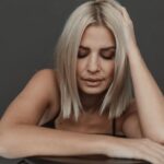 Susan Sideropoulos Instagram - Montag Mein LieblingsTag Heute schwerer als meistens Und doch spüre ich diese MontagsEnergie, vielleicht weil ich mich so lange Zeit darauf konditioniert habe. Vielleicht ist einfach wirklich was dran, an den Gewohnheiten und das wir uns gute Gewohnheiten aneignen können. Danke lieber Montag. Den Wert der Zeit, wurde mir in den letzten schweren Wochen und Monaten noch einmal viel bewusster. Zeit - unser wertvollstes Gut. Wie wir sie verbringen und mit wem wir sie verbringen. Ich starte heute, wie jeden Tag, einen neuen Versuch meine Zeit bewusst zu leben. Wünsche dir einen guten Start in die Woche, wo auch immer du gerade stehst im Leben. Gib dem Tag eine Chance - er ist ein Geschenk an dich, auch wenn er nicht immer schön verpackt ist 💝 Danke @liesafuchsfotografie für die wunderschönen Bilder unseres letzten Shootings. Du hast jede Emotion eingefangen 📸❤️ #MagicMonday