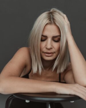 Susan Sideropoulos Instagram - Montag
Mein LieblingsTag
Heute schwerer als meistens

Und doch spüre ich diese MontagsEnergie, vielleicht weil ich mich so lange Zeit darauf konditioniert habe. Vielleicht ist einfach wirklich was dran, an den Gewohnheiten und das wir uns gute Gewohnheiten aneignen können.
Danke lieber Montag.

Den Wert der Zeit, wurde mir in den letzten schweren Wochen und Monaten noch einmal viel bewusster. 

Zeit - unser wertvollstes Gut.
Wie wir sie verbringen und mit wem wir sie verbringen. 

Ich starte heute, wie jeden Tag, einen neuen Versuch meine Zeit bewusst zu leben. 

Wünsche dir einen guten Start in die Woche, wo auch immer du gerade stehst im Leben. Gib dem Tag eine Chance - er ist ein Geschenk an dich, auch wenn er nicht immer schön verpackt ist 💝

Danke @liesafuchsfotografie für die wunderschönen Bilder unseres letzten Shootings. Du hast jede Emotion eingefangen 📸❤️

#MagicMonday