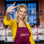 Susan Sideropoulos Instagram - 3 mal von 5 Sendungen den Tagessieg und damit die rote Schürze geholt… kann das ehrlicherweise immer noch nicht fassen 😳😂🥳 Hätte man mir die Story vor nem Jahr erzählt, hätte ich nur müde gelächelt und gesagt: „Genau, das kannst du jemand anderem erzählen“ 😜😜😜 Und heute Abend das große Finale 💫 Eins kann ich schon verraten, alles was wir backen wird der absolute HAMMER 👌🏻👌🏻👌🏻 Doch wer holt sich den goldenen CupCake? Bist du dabei? Heute - 20.15 Uhr - @sat.1 #CrewLove @maditavanhuelsen & @mathiasmester @dasgrossebacken @bettinaschliephakeburchardt @christian_huembs @enieimturm @konditoreiw @herr.pascal @actorsconnectionagency #unbezahltewerbung #wegenmarkierung