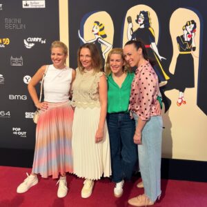 Susan Sideropoulos Instagram - Wenn @kudamm59.dasmusical nicht schon ein unglaublich tolles Highlight war - wurde unser grandioser Abend noch mit einem wunderschönen MagicMoment gekrönt.
Unsere Begegnung mit Margot Friedländer, die mit einmal direkt neben uns im Theater saß❤️

Ich war schon durch das Stück total emotional - ein Feuerwerk an grandiosen Songs, MEGA Cast - einer meiner LieblingsFilme perfekt auf die Bühne gebracht👏🏻👏🏻👏🏻

Und dann die Worte von Margot.
“Sei doch einfach Mensch” 

Lasst uns gemeinsam mit ihrem Beispiel voran gehen. Wenn eine Frau mit 102 Jahren und ihren Erfahrungen,schafft jeden Menschen, mit Liebe zu sehen, sollten wir es doch ebenso schaffen ❤️

Danke #MargotFriedländer 

#menschlichkeit 🕊️