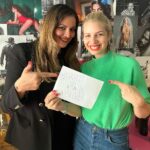 Susan Sideropoulos Instagram - #WomanForPeace, eine Initiative von der tollen Schauspielerin und Bestseller Autorin @susan_sideropoulos & unserer Gründerin @sainabayatpour , lädt alle Frauen ein, Social Media und damit natürlich auch das reale Leben, wieder mit Liebe zu fluten. 💜 In einer Zeit wo immer mehr Hass, Wut, Angst und Positionierungswahnsinn regiert – möchten wir dem, ein Licht im Dunkeln entgegensetzen. Als Zeichen, das wir mehr sind und dass es auch anders geht. Schluß mit Hass und Hetze! 🙌🏼 Wir wollen die Kriege, die traurigerweise auf der Welt geführt werden, hier bei uns nicht weiter austragen. Jedes Leben zählt, egal wer, egal wo. Wer das nicht sehen kann, hat den Blick für die Menschlichkeit verloren. Wir sehen alle! Für den Wimpernschlag an Zeit der uns geschenkt wurde, noch dazu an einem Ort, in dem wir das höchste Gut leben dürfen – Freiheit – möchten wir mit gutem Beispiel voran gehen und laut werden für Werte, die uns verbinden statt trennen. Mitgefühl, Nächstenliebe, Offenheit, Respekt und Frieden.  Frieden beginnt bei uns, jedem einzelnen. Innerer Frieden bringt äußerer Frieden. Lasst uns gemeinsam mit #WomanForPeace Hoffnung & Zuversicht schenken. 🫶🏼 @susan_sideropoulos Are you ready für den PanelTalk Woman for Peace am 01.06. auf unserem Bloom & Shine? Wir stärken dich außerdem durch Keynote Speeches, Networking Areas, spannende Aussteller und vieles mehr! Entdecke neue Ideen, knüpfe wertvolle Kontakte und lass dich von unseren Speaker/innen inspirieren. Den Link zu den Tickets findest du in unserer Bio 💜⬆️ #sheciety #bloomandshine #summit #weempoweryoutoshine #berlin #workshop #paneltalk #keynote #letsgrow #getyourticket