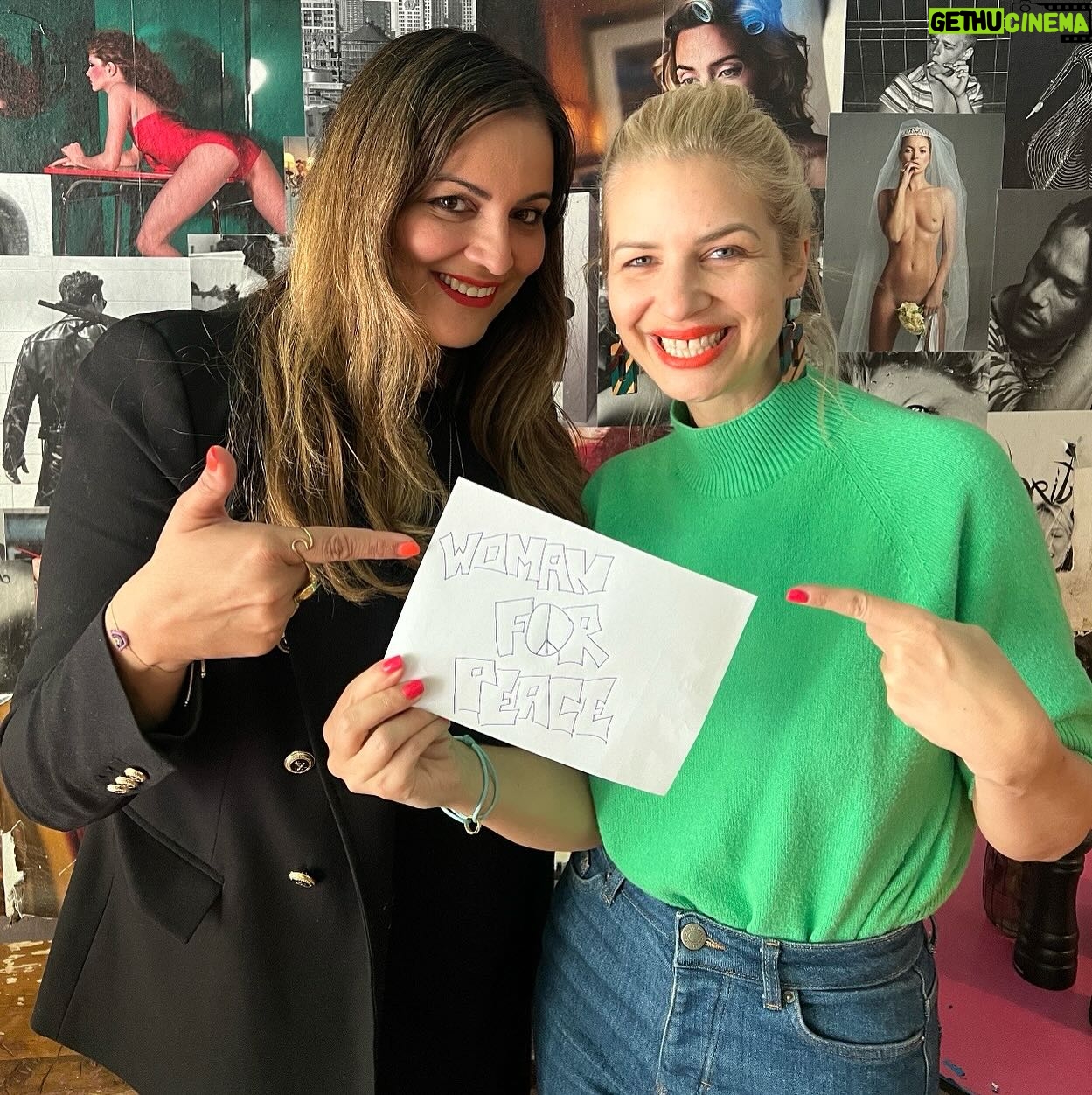 Susan Sideropoulos Instagram - #WomanForPeace, eine Initiative von der tollen Schauspielerin und Bestseller Autorin @susan_sideropoulos & unserer Gründerin @sainabayatpour , lädt alle Frauen ein, Social Media und damit natürlich auch das reale Leben, wieder mit Liebe zu fluten. 💜 In einer Zeit wo immer mehr Hass, Wut, Angst und Positionierungswahnsinn regiert – möchten wir dem, ein Licht im Dunkeln entgegensetzen. Als Zeichen, das wir mehr sind und dass es auch anders geht. Schluß mit Hass und Hetze! 🙌🏼 Wir wollen die Kriege, die traurigerweise auf der Welt geführt werden, hier bei uns nicht weiter austragen. Jedes Leben zählt, egal wer, egal wo. Wer das nicht sehen kann, hat den Blick für die Menschlichkeit verloren. Wir sehen alle! Für den Wimpernschlag an Zeit der uns geschenkt wurde, noch dazu an einem Ort, in dem wir das höchste Gut leben dürfen – Freiheit – möchten wir mit gutem Beispiel voran gehen und laut werden für Werte, die uns verbinden statt trennen. Mitgefühl, Nächstenliebe, Offenheit, Respekt und Frieden.
Frieden beginnt bei uns, jedem einzelnen. Innerer Frieden bringt äußerer Frieden. Lasst uns gemeinsam mit #WomanForPeace Hoffnung & Zuversicht schenken. 🫶🏼 @susan_sideropoulos Are you ready für den PanelTalk Woman for Peace am 01.06. auf unserem Bloom & Shine? Wir stärken dich außerdem durch Keynote Speeches, Networking Areas, spannende Aussteller und vieles mehr! Entdecke neue Ideen, knüpfe wertvolle Kontakte und lass dich von unseren Speaker/innen inspirieren. Den Link zu den Tickets findest du in unserer Bio 💜⬆️ #sheciety #bloomandshine #summit #weempoweryoutoshine #berlin #workshop #paneltalk #keynote #letsgrow #getyourticket
