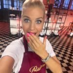 Susan Sideropoulos Instagram - OMG 😳🤩 Meine zweite rote Schürze beim @dasgrossebacken 🧁 Das ist unglaublich! Dieses Gefühl etwas zu schaffen, von dem man vorher dachte, das kann ich gar nicht, ist sooooo schön 🥹 Daher trau dich, egal was es ist und überrasche dich selbst 💖 #CrewLove @raulrichter du Kämpfer 👏🏻 @maditavanhuelsen @alexandra.rietz @mathiasmester @enieimturm @bettinaschliephakeburchardt @christian_huembs @konditoreiw @herr.pascal @actorsconnectionagency #unbezahltewerbung #wegenmarkierung Folge verpasst? Dann ab zu @joyn.de