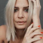 Susan Sideropoulos Instagram - Montag Mein LieblingsTag Heute schwerer als meistens Und doch spüre ich diese MontagsEnergie, vielleicht weil ich mich so lange Zeit darauf konditioniert habe. Vielleicht ist einfach wirklich was dran, an den Gewohnheiten und das wir uns gute Gewohnheiten aneignen können. Danke lieber Montag. Den Wert der Zeit, wurde mir in den letzten schweren Wochen und Monaten noch einmal viel bewusster. Zeit - unser wertvollstes Gut. Wie wir sie verbringen und mit wem wir sie verbringen. Ich starte heute, wie jeden Tag, einen neuen Versuch meine Zeit bewusst zu leben. Wünsche dir einen guten Start in die Woche, wo auch immer du gerade stehst im Leben. Gib dem Tag eine Chance - er ist ein Geschenk an dich, auch wenn er nicht immer schön verpackt ist 💝 Danke @liesafuchsfotografie für die wunderschönen Bilder unseres letzten Shootings. Du hast jede Emotion eingefangen 📸❤️ #MagicMonday