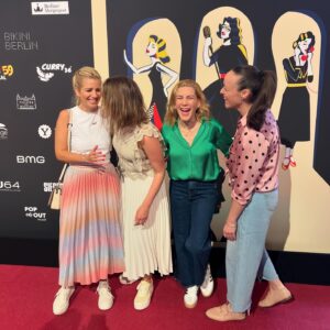 Susan Sideropoulos Instagram - Wenn @kudamm59.dasmusical nicht schon ein unglaublich tolles Highlight war - wurde unser grandioser Abend noch mit einem wunderschönen MagicMoment gekrönt.
Unsere Begegnung mit Margot Friedländer, die mit einmal direkt neben uns im Theater saß❤️

Ich war schon durch das Stück total emotional - ein Feuerwerk an grandiosen Songs, MEGA Cast - einer meiner LieblingsFilme perfekt auf die Bühne gebracht👏🏻👏🏻👏🏻

Und dann die Worte von Margot.
“Sei doch einfach Mensch” 

Lasst uns gemeinsam mit ihrem Beispiel voran gehen. Wenn eine Frau mit 102 Jahren und ihren Erfahrungen,schafft jeden Menschen, mit Liebe zu sehen, sollten wir es doch ebenso schaffen ❤️

Danke #MargotFriedländer 

#menschlichkeit 🕊️