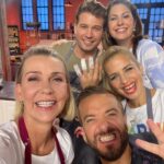 Susan Sideropoulos Instagram - OMG 😳🤩 Meine zweite rote Schürze beim @dasgrossebacken 🧁 Das ist unglaublich! Dieses Gefühl etwas zu schaffen, von dem man vorher dachte, das kann ich gar nicht, ist sooooo schön 🥹 Daher trau dich, egal was es ist und überrasche dich selbst 💖 #CrewLove @raulrichter du Kämpfer 👏🏻 @maditavanhuelsen @alexandra.rietz @mathiasmester @enieimturm @bettinaschliephakeburchardt @christian_huembs @konditoreiw @herr.pascal @actorsconnectionagency #unbezahltewerbung #wegenmarkierung Folge verpasst? Dann ab zu @joyn.de