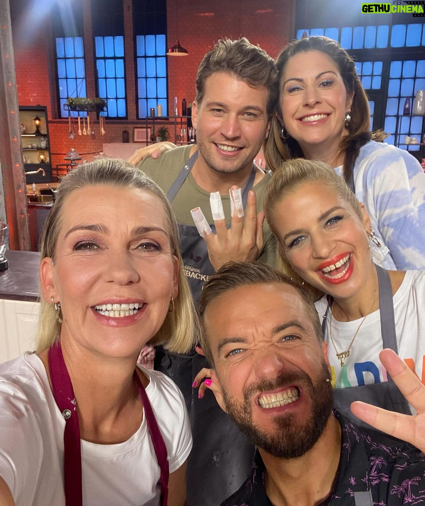 Susan Sideropoulos Instagram - OMG 😳🤩 Meine zweite rote Schürze beim @dasgrossebacken 🧁 Das ist unglaublich! Dieses Gefühl etwas zu schaffen, von dem man vorher dachte, das kann ich gar nicht, ist sooooo schön 🥹 Daher trau dich, egal was es ist und überrasche dich selbst 💖 #CrewLove @raulrichter du Kämpfer 👏🏻 @maditavanhuelsen @alexandra.rietz @mathiasmester @enieimturm @bettinaschliephakeburchardt @christian_huembs @konditoreiw @herr.pascal @actorsconnectionagency #unbezahltewerbung #wegenmarkierung Folge verpasst? Dann ab zu @joyn.de