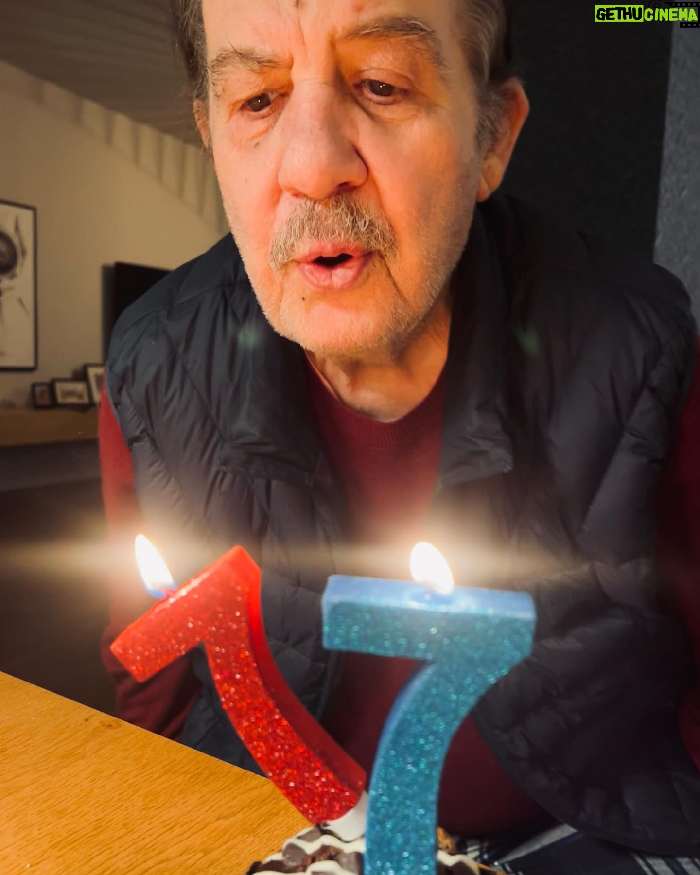 Susan Sideropoulos Instagram - “Wer morgens dreimal schmunzelt, wenn’s regnet, nicht die Stirne runzelt, und abends lacht, so daß es schallt, wird mehr als Jahre 100 alt.” (Internetfund 😂) Happy Birthday Papi ❤️❤️❤️