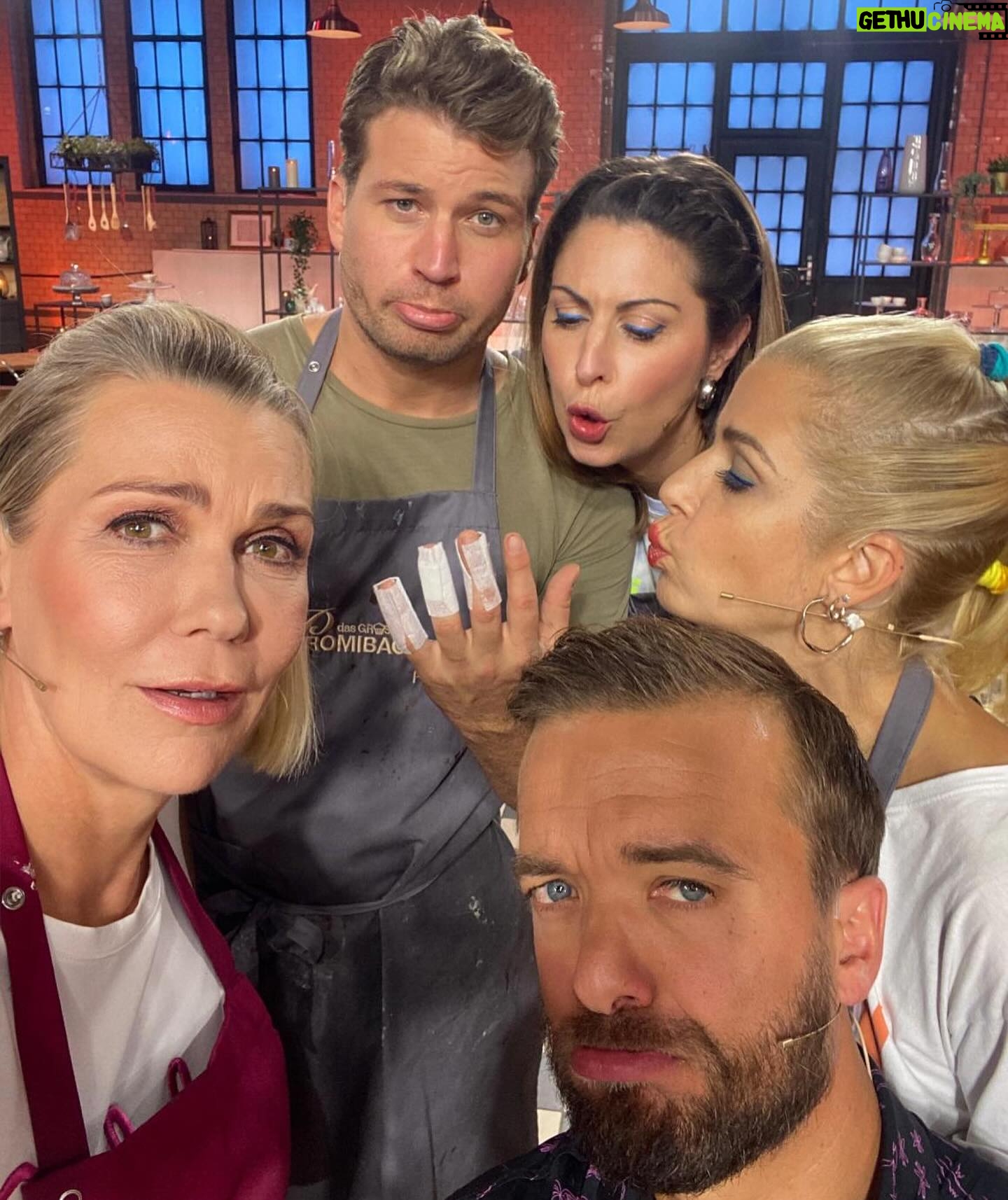 Susan Sideropoulos Instagram - OMG 😳🤩 Meine zweite rote Schürze beim @dasgrossebacken 🧁 Das ist unglaublich! Dieses Gefühl etwas zu schaffen, von dem man vorher dachte, das kann ich gar nicht, ist sooooo schön 🥹 Daher trau dich, egal was es ist und überrasche dich selbst 💖 #CrewLove @raulrichter du Kämpfer 👏🏻 @maditavanhuelsen @alexandra.rietz @mathiasmester @enieimturm @bettinaschliephakeburchardt @christian_huembs @konditoreiw @herr.pascal @actorsconnectionagency #unbezahltewerbung #wegenmarkierung Folge verpasst? Dann ab zu @joyn.de