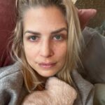 Susan Sideropoulos Instagram - Nehme dich mit in meine Gleichzeitigkeit, alles andere wäre für mich einfach nicht authentisch. Zu sehr freue ich mich über @dasgrossebacken , um es nicht mit dir zu teilen. Ein wahnsinnig anstrengendes Format, eine echte Herausforderung, weit raus aus meiner Komfortzone. Direkt in Folge eins den Tagessieg zu holen, war unglaublich. Ein großes Dankeschön an Martin @konditoreiw für eure liebevolle Unterstützung, der ganzes zauberhaften Chaos Truppe und MakeUp @herr.pascal der mich äußerlich schön gemacht hat und innerlich gestärkt💕 Jetzt das Ergebnis zu sehen macht mich sehr glücklich und das kann ich wirklich sehr gut gebrauchen. Gleichzeitig liege ich mit einer fiesen Erkältung zu Hause, mit dem gebrochenen Herzen, der Traurigkeit und Erschöpfung muss der Körper ja auch irgendwie fertig werden… Doch auch hier bin ich eingebettet in ganz viel Fürsorge meiner Familie & Freunde🙏🏻❤️ Ich möchte mich auch noch einmal für eure unzähligen Nachrichten bedanken. So viel Liebe und Mitgefühl ist überwältigend❤️ Mir haben auch viele geschrieben die ich aus meiner Kindheit kannte, Gäste aus unserem Restaurant und kurze Wegbegleiter meines Papas. Alle Worte haben mich sehr berührt und mir sehr viel Trost geschenkt 🙏🏻 #Dankeschön PS: *Das große Promi backen* gibt es auch online bei @joyn.de 🍰💕