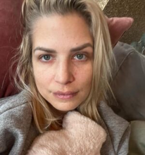 Susan Sideropoulos Instagram - Nehme dich mit in meine Gleichzeitigkeit, alles andere wäre für mich einfach nicht authentisch.

Zu sehr freue ich mich über @dasgrossebacken , um es nicht mit dir zu teilen.
Ein wahnsinnig anstrengendes Format, eine echte Herausforderung, weit raus aus meiner Komfortzone. Direkt in Folge eins den Tagessieg zu holen, war unglaublich. Ein großes Dankeschön an Martin @konditoreiw für eure liebevolle Unterstützung, der ganzes zauberhaften Chaos Truppe und MakeUp @herr.pascal der mich äußerlich schön gemacht hat und innerlich gestärkt💕

Jetzt das Ergebnis zu sehen macht mich sehr glücklich und das kann ich wirklich sehr gut gebrauchen. 

Gleichzeitig liege ich mit einer fiesen Erkältung zu Hause, mit dem gebrochenen Herzen,  der Traurigkeit und Erschöpfung muss der Körper ja auch irgendwie fertig werden…
Doch auch hier bin ich eingebettet in ganz viel Fürsorge meiner Familie & Freunde🙏🏻❤️

Ich möchte mich auch noch einmal für eure unzähligen Nachrichten bedanken. 
So viel Liebe und Mitgefühl ist überwältigend❤️
Mir haben auch viele geschrieben die ich aus meiner Kindheit kannte, Gäste aus unserem Restaurant und kurze Wegbegleiter meines Papas.
Alle Worte haben mich sehr berührt und mir sehr viel Trost geschenkt 🙏🏻

#Dankeschön 

PS:
*Das große Promi backen* gibt es auch online bei @joyn.de 🍰💕
