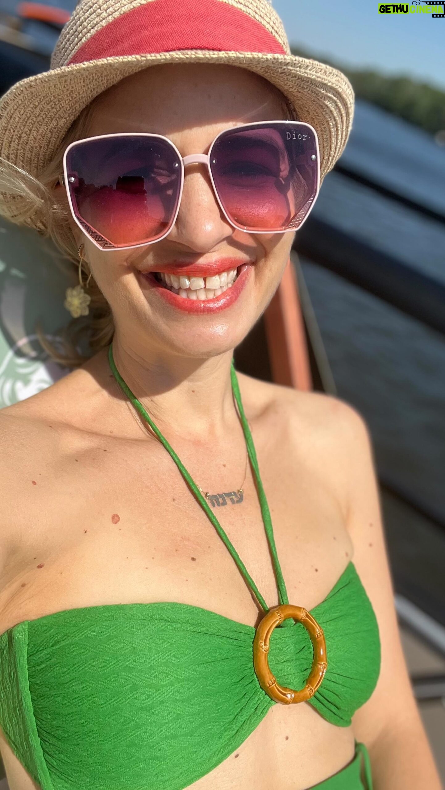 Susan Sideropoulos Instagram - #MondayDance heut mal am Mittwoch 🥳😜🥳 Und wer darf auf deiner Tanzfläche nicht fehlen? Markiere deine #danceBuddies 🪩👯♀️🪩👯♂️🪩 PS Steh auf den Song, versteh kein Wort aber fühl den Vibe 😂😂😂 #Mai #💚