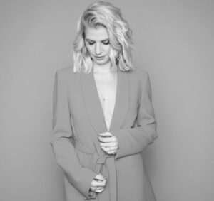Susan Sideropoulos Instagram - „Ein Optimist zu sein, bedeutet nicht jeden Tag gute Laune zu haben. Es bedeutet nur, dass wir verstanden haben, dass nach herausfordernden schweren Zeiten, wieder bessere kommen“ 

#photocredit @berndjaworekphoto
