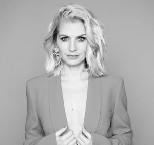 Susan Sideropoulos Instagram - „Ein Optimist zu sein, bedeutet nicht jeden Tag gute Laune zu haben. Es bedeutet nur, dass wir verstanden haben, dass nach herausfordernden schweren Zeiten, wieder bessere kommen“ 

#photocredit @berndjaworekphoto