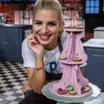 Susan Sideropoulos Instagram - OMG 😳🤩 Meine zweite rote Schürze beim @dasgrossebacken 🧁 Das ist unglaublich! Dieses Gefühl etwas zu schaffen, von dem man vorher dachte, das kann ich gar nicht, ist sooooo schön 🥹 Daher trau dich, egal was es ist und überrasche dich selbst 💖 #CrewLove @raulrichter du Kämpfer 👏🏻 @maditavanhuelsen @alexandra.rietz @mathiasmester @enieimturm @bettinaschliephakeburchardt @christian_huembs @konditoreiw @herr.pascal @actorsconnectionagency #unbezahltewerbung #wegenmarkierung Folge verpasst? Dann ab zu @joyn.de