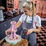 Susan Sideropoulos Instagram - OMG 😳🤩 Meine zweite rote Schürze beim @dasgrossebacken 🧁 Das ist unglaublich! Dieses Gefühl etwas zu schaffen, von dem man vorher dachte, das kann ich gar nicht, ist sooooo schön 🥹 Daher trau dich, egal was es ist und überrasche dich selbst 💖 #CrewLove @raulrichter du Kämpfer 👏🏻 @maditavanhuelsen @alexandra.rietz @mathiasmester @enieimturm @bettinaschliephakeburchardt @christian_huembs @konditoreiw @herr.pascal @actorsconnectionagency #unbezahltewerbung #wegenmarkierung Folge verpasst? Dann ab zu @joyn.de