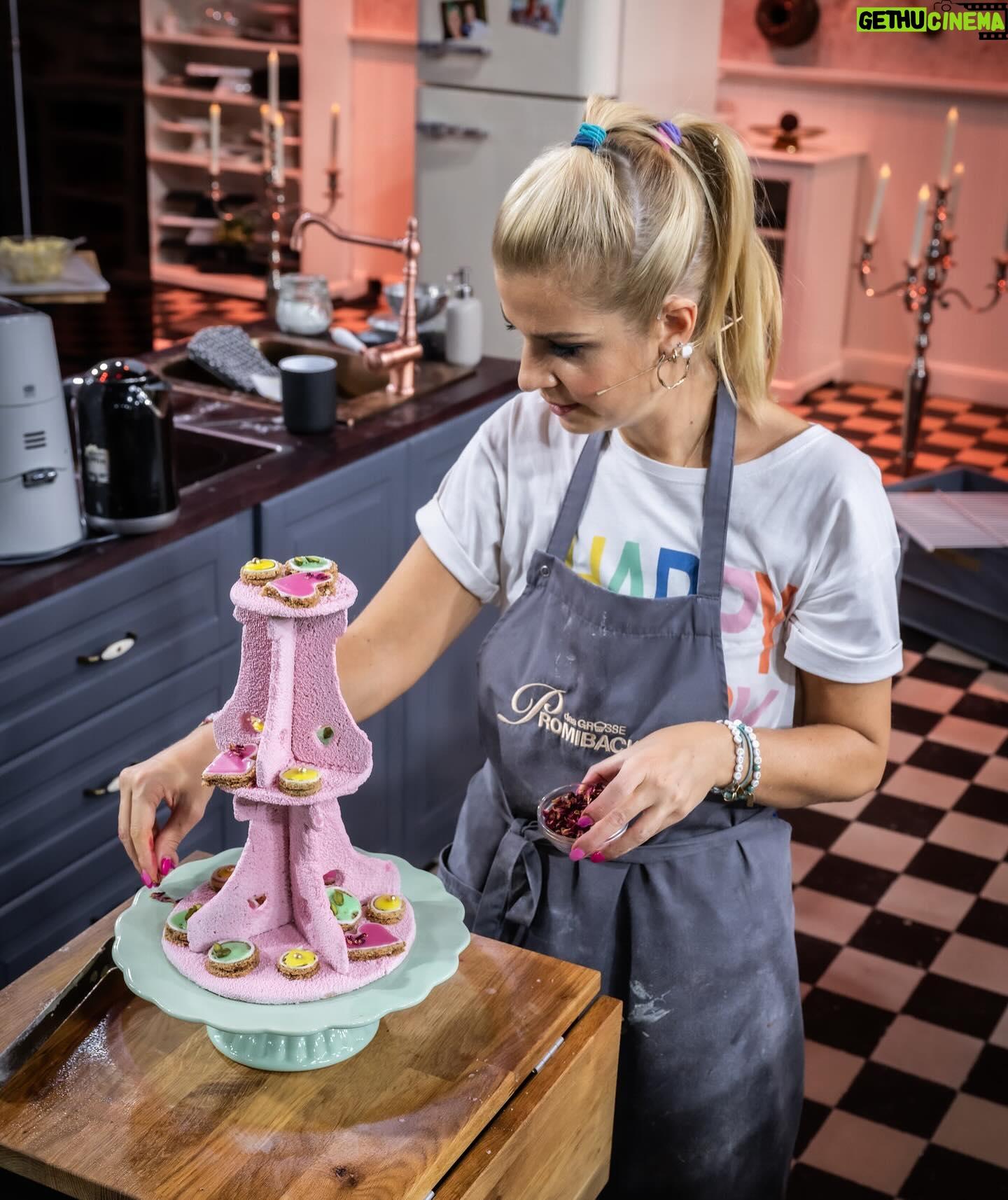 Susan Sideropoulos Instagram - OMG 😳🤩 Meine zweite rote Schürze beim @dasgrossebacken 🧁 Das ist unglaublich! Dieses Gefühl etwas zu schaffen, von dem man vorher dachte, das kann ich gar nicht, ist sooooo schön 🥹 Daher trau dich, egal was es ist und überrasche dich selbst 💖 #CrewLove @raulrichter du Kämpfer 👏🏻 @maditavanhuelsen @alexandra.rietz @mathiasmester @enieimturm @bettinaschliephakeburchardt @christian_huembs @konditoreiw @herr.pascal @actorsconnectionagency #unbezahltewerbung #wegenmarkierung Folge verpasst? Dann ab zu @joyn.de