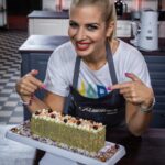 Susan Sideropoulos Instagram - OMG 😳🤩 Meine zweite rote Schürze beim @dasgrossebacken 🧁 Das ist unglaublich! Dieses Gefühl etwas zu schaffen, von dem man vorher dachte, das kann ich gar nicht, ist sooooo schön 🥹 Daher trau dich, egal was es ist und überrasche dich selbst 💖 #CrewLove @raulrichter du Kämpfer 👏🏻 @maditavanhuelsen @alexandra.rietz @mathiasmester @enieimturm @bettinaschliephakeburchardt @christian_huembs @konditoreiw @herr.pascal @actorsconnectionagency #unbezahltewerbung #wegenmarkierung Folge verpasst? Dann ab zu @joyn.de