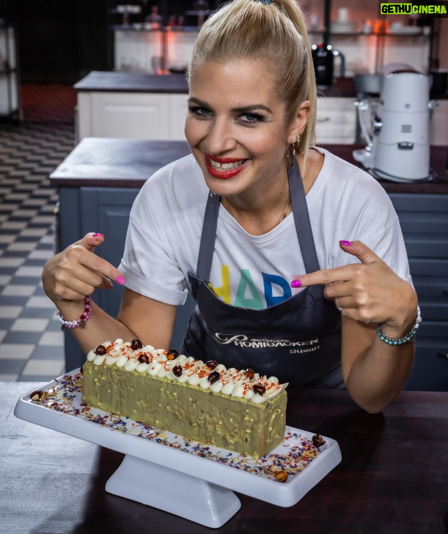 Susan Sideropoulos Instagram - OMG 😳🤩 Meine zweite rote Schürze beim @dasgrossebacken 🧁 Das ist unglaublich! Dieses Gefühl etwas zu schaffen, von dem man vorher dachte, das kann ich gar nicht, ist sooooo schön 🥹 Daher trau dich, egal was es ist und überrasche dich selbst 💖 #CrewLove @raulrichter du Kämpfer 👏🏻 @maditavanhuelsen @alexandra.rietz @mathiasmester @enieimturm @bettinaschliephakeburchardt @christian_huembs @konditoreiw @herr.pascal @actorsconnectionagency #unbezahltewerbung #wegenmarkierung Folge verpasst? Dann ab zu @joyn.de
