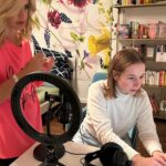 Susan Sideropoulos Instagram - Wir erleben eine wundervolle Zeit mit der großartigen @susan_sideropoulos und freuen uns, Teil ihres Podcasts „LieblingsFrauen“ zu sein. Vielen Dank für dein Vertrauen und diese bereichernde Zusammenarbeit unter Frauen. 🫶 Morgen erscheint die nächste Folge. Was glaubt ihr, wer ist Susan‘s nächster Gast? In Liebe Stefanie und Senta #podcast #produktion #sentahood #konzepting #lieblingsfrauen #anzeigewegenmarkierung