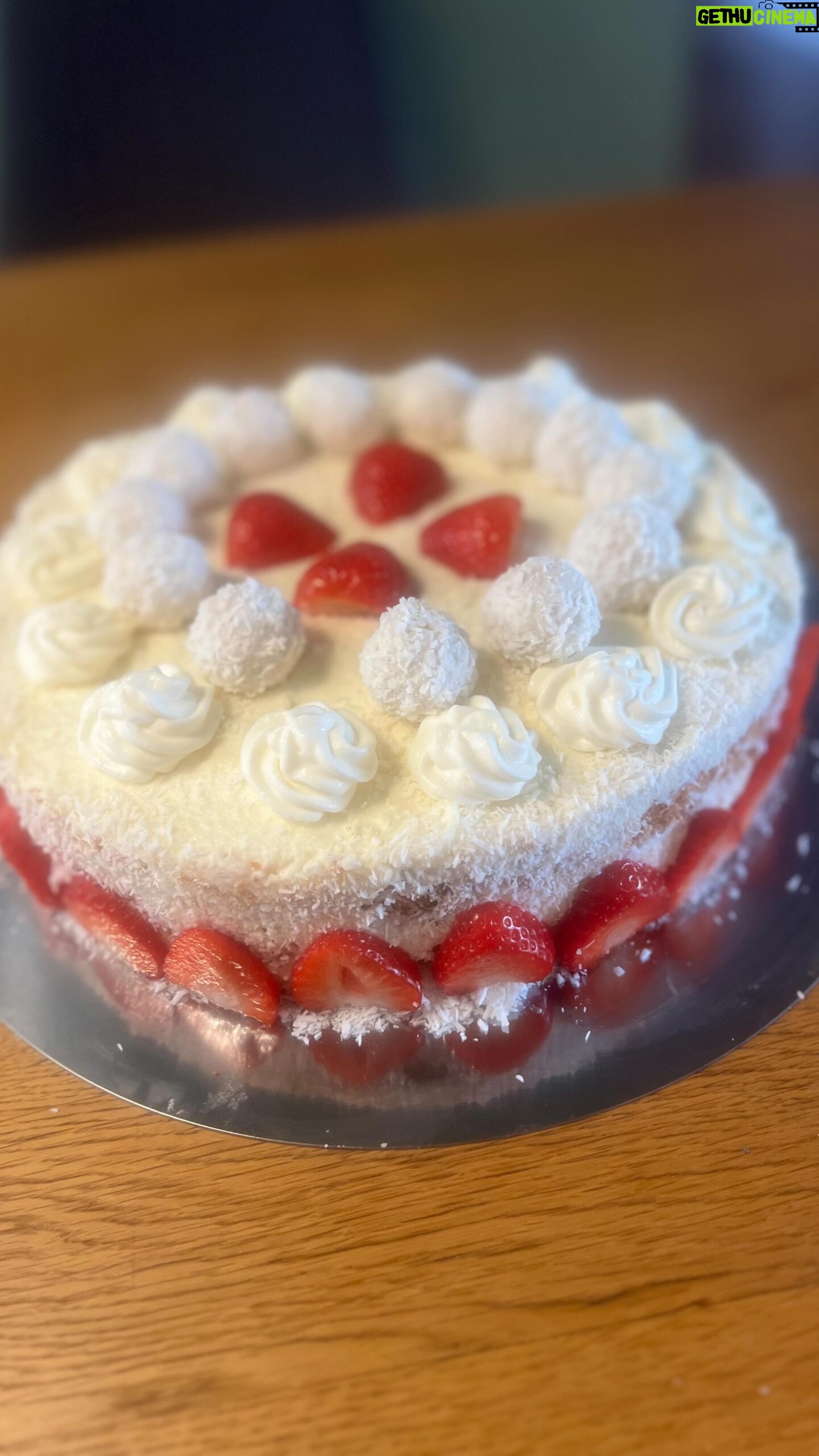 Susan Sideropoulos Instagram - Hätte man mir vor einem Jahr gesagt das ich mal Stunden lang in der Küche stehen würde um einen Kuchen zu backen, hätte ich mich kaputt gelacht 😂😂😂 Doch seit dem @dasgrossebacken liebe ich es tatsächlich🩷 Kann komplett abschalten, höre Musik und freu mich über jeden kleinen step. Weil schon einige gefragt haben - das Rezept ist von @sallyswelt , hab glaub ich schon alle Rezepte deiner App durchgebacken 😝 Das ist übrigens die Erdbeer- Kokos Torte🥰 @martin_richard_wittwer @konditoreiw @bettinaschliephakeburchardt @christian_huembs @enieimturm schicke euch an dieser Stelle liebste Grüße und denk an euch 🫶🧁🫶 #unbezahltewerbung #wegenmarkierung