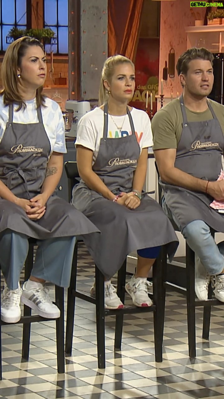 Susan Sideropoulos Instagram - Es geht weiter🍰 “Das große Promibacken” Heute Abend 20.15 Uhr @sat.1 oder jetzt schon bei @joyn.de Wer bekommt die rote Schürze? Jedenfalls passiert ne Menge Action in der Backstube - nicht verpassen, bin gespannt auf dein Feedback 🧁 @dasgrossebacken @christian_huembs @bettinaschliephakeburchardt @maditavanhuelsen @alexandra.rietz @raulrichter @mathiasmester #unbezahltewerbung #wegenmarkierung