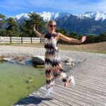 Susan Sideropoulos Instagram - „Eine kleine Auszeit ist wie ein Fenster, durch das wir die Welt mit neuen Augen sehen können“ Dankbar und Energie geladen starte ich die neue Woche und ehrlich gesagt, geht gefühlt auch mein Jahr, gerade erst los. Der Druck auf meinem Herzen bleibt, vermisse Papa jede Sekunde und die Gleichzeitigkeit ist mein täglicher Begleiter. Von Herzen geht ein riesiges Dankeschön an das @alpenresortschwarz - mein ganz persönliches Disneyland😊 Dieser Ort ist Magie pur mit seinen wundervollen Menschen und liebe in jedem Detail❤️ Freue mich über unsere Verbindung, und das ich eure Eventreihe mit meiner Lesung starten durfte🥰 Wünsche dir einen schwungvollen Start in die Woche und vielleicht magst du auch mal überlegen ob du deinen Fokus, in deiner persönlichen Gleichzeitigkeit, ein wenig mehr auf die Sonnenseite legen kannst? ☀️☀️☀️ #magicMonday