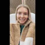 Susan Sideropoulos Instagram - Whoop Whoop Folge 10 mit einer wundervollen #LieblingsFrau - Unternehmerin @leasophiecramer 💛 Lea-Sophie schrieb mit ihrem Unternehmen AMORELIE Erfolgsgeschichte, hat zusammen mit Verena Pausder einen der erfolgreichsten deutschen Wirtschafts-Podcasts „Fast and Curios“ an den Start gebracht und 2022 gründete sie die „Ten-More-In“-Academy. Damit unterstützt sie die „female leaders“ von morgen und bringt viele großartige Frauen zusammen. Freut euch auf ein sehr inspirierendes Gespräch, bin gespannt auf dein Feedback. #LieblingsFrauen #Podcast #producedBy @sentahood_official Pro Folge gehen 1000 Euro gemeinsam mit @eaglescharity zugunsten der @die_arche #unbezahltewerbung #wegenmarkierung