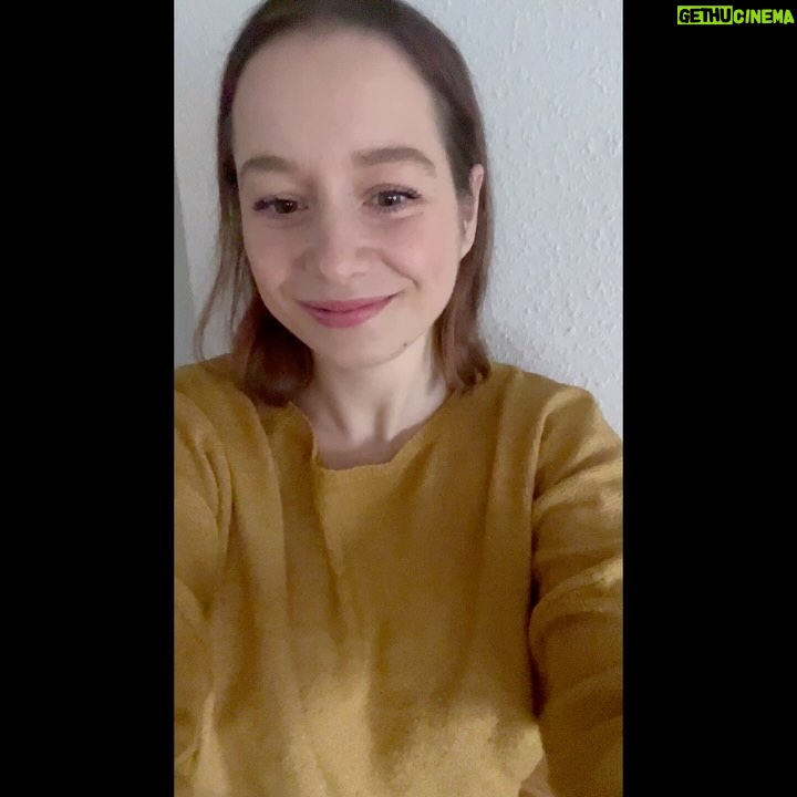 Susan Sideropoulos Instagram - 🥁🥁🥁🥁🥁🥁🥁🥁 Die letzte Folge unserer ersten Staffel #LieblingsFrauen geht zu Ende - mit keiner geringeren als der zauberhaften @sentamusic 💕💕💕 Ohne sie und #LieblingsFrau @thisis.steffde gäbe es diesen wundervollen Podcast gar nicht. Die zwei @sentahood_official Ladies haben meinen Podcast mit mir entwickelt und produziert. Doch mit Senta spreche ich vielmehr über ihre ganz persönliche und unglaublich inspirierende Geschichte. Aus welchen patriarchalen Strukturen sie sich im Musikbusiness gelöst hat und welche neuen musikalischen Wege Sie gegangen ist. Es geht um Mut, Ängste, Wut, Veränderungen und Neuanfänge, das Loslassen von Sicherheit und für sich einstehen. Hört einfach rein, in dieses fantastische und emotionale Finale❤️ #LieblingsFrauen #Podcast #producedBy @sentahood_official Mit jeder Folge gehen 1000 Euro gemeinsam mit dem @eaglescharity zugunsten der #dieArche #unbezahltewerbung #wegenmarkierung