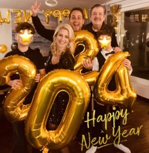 Susan Sideropoulos Instagram - Happy 2024
🌟🌟🌟

💫Neue Magie
💫Neue Gedanken 
💫Neue Gelegenheiten
💫Neue Abenteuer 
💫Neue Glücksmomente 
💫Neue Hoffnungen 
💫Neue Wege 
💫Neue Chancen
💫Ein neuer Anfang 

💛