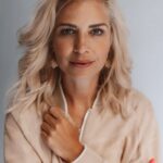 Susan Sideropoulos Instagram – Ich verabschiede mich in meine jährliche Social Media Pause, wir sehen uns 2024✨✨✨

Ich wünsche jedem einzelnen besinnliche Weihnachtstage.
Ich mag das man besinnlich sagt, denn genau darum sollte es gehen. Zur Ruhe kommen, *Zeit* – unser wertvollstes Gut – mit seinen liebsten verbringen, reflektieren und dankbar auf das Jahr schauen. Sicher war nicht alles gut, ist es nie, das ist Leben. 
Doch schwere Zeiten zeigen einem noch mehr auf, worum es geht.
✨Nächstenliebe 
✨Mitgefühl 
✨Verbundenheit 
✨Frieden

In diesem Sinne,
Rutscht gesund ins neue Jahr
🎉🎉🎉

In Liebe
Susan❤️
