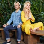 Susan Sideropoulos Instagram – Gedanken zu meinem 2023

Dankbar & demütig schaue ich auf dieses Jahr mit Höhen und Tiefen zurück.
Ich schaue auf all die Türen die das Leben mir aufgezeigt hat – doch durch gegangen bin ich selbst 🥰 
Deshalb danke ich mir selbst für meinen Mut JA zu sagen, unbekannte Wege zu gehen und Erfahrungen zu sammeln. Manche waren großartig und manche einfach nur eine Lehre. Doch alles hat mich einen Schritt weiter gebracht. 
Dieses Jahr war so viel los, bei manchen Dingen fühlt es sich an als wären sie schon Jahre her, wie Anfang des Jahren „LEON – Kämpf um deine Liebe“ und im Anschluss @gzsz 🤩 Das war tatsächlich auch dieses Jahr😳🙃
In diesem Jahr haben wir mit all unseren liebsten die Bar Mitzwah unseres großen Sohnes Joel gefeiert❤️
In DIESEM Jahr ist mein Buch „Das Leben schwer nehmen ist einfach zu anstrengend“ @gu.verlag erschienen und ist bereits in der 7.Auflage🥹🥰
Ich hab ein Song zum Buch  #SagEsWeiter mit der besten @marianneneumann_musik 🎶
Wir sind von Portugal nach Spanien den „Jakobsweg“ gelaufen 💪🏻💪🏻💪🏻
Vor 15.000 Menschen hab ich das @greator Festival moderiert.
Familienzeit im Urlaub gehabt☀️
Ein Mega Format gedreht auf das ihr euch im Februar 2024 freuen dürft🤫
Über meine Grenzen gegangen bei „Stars in der Manege“ 😅🥳
Ein knaller Film Script geschrieben mit meiner #SummerSister @marisa_nouvertne 💛
Mein Podcast #LieblingsFrauen läuft mit wundervollen Frauen um andere Frauen zu inspirieren mit @sentahood_official 🩷🩷🩷

Zwischen all dem ist natürlich ebenso das Leben passiert mit all seinen großen & kleinen Wundern und ebenso schweren und manchmal auch unlösbaren Herausforderungen. 
Doch unsere Freiheit besteht immer darin, zu entscheiden wie wir damit umgehen🙏🏻
Immer an meiner Seite – meine Familie, die besten Freunde und meine bessere Hälfte Jakob❤️
All das ist nicht selbstverständlich und zum Jahresende ist ein guter Moment all das zu reflektieren.

Wir schreiben unser eigenes Drehbuch. “2023 VIELSEITIG” Schau auf dein Jahr zurück, wofür bist du dankbar? Bei was durftest du lernen? 
Morgen schon beginnt ein neuer Tag, ein neues Leben. 
Warte nicht auf den 1.Januar 2024. 
Leben ist immer JETZT❤️

Welches Wort beschreibt dein Jahr?