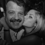 Susan Sideropoulos Instagram - Lieber Papa Wieder mal bist du auf Reisen, doch diesmal kommst du nicht zurück. Wie kann ich die richtigen Worte finden um dir gerecht zu werden, doch das muss ich gar nicht. Jeder Mensch der dich gekannt hat oder auch nur eine Begegnung mit dir hatte, wird dich nicht vergessen. Du warst der Inbegriff von Lebemann, Gentlemen, Genussmensch und Charmeur. Du hast alle Menschen geliebt, von der Kassiererin im Supermarkt bis zu deinen Nachbarn, du hast jede neue Begegnung als Geschenk gesehen. Warst weltoffen, liebtest alle Kulturen, hast als Seemann über 100 Länder bereist, konntest in jeder Sprache ein Kompliment sagen, hast die wundervollste und in - deinen Worten - „schönste Frau“ geheiratet, über 30 Jahren das verrückteste und coolste Restaurant geführt - sie nannten dich den Bürgermeister von Eppendorf. Für Jakob der wertvollste Mentor und Wegbegleiter. Im Opa sein bist du noch einmal richtig aufgeblüht und konntest all deine Liebe verschwenderisch verschenken. Meine Freundinnen waren alle deine Kinder und ich habe nichts mehr geliebt als dich überall mit hinzunehmen. Von klein auf hast du an all meine Träume, und vor allem an mich geglaubt. Ich glaube wenn ich „stolz auf meine Tochter“ in einer Suchmaschine eingeben würde, müsste dein Foto erscheinen. Mehr geht nicht. Du bist jetzt wieder mit Mama vereint. Es zerreißt mir mein Herz, doch eure Liebe bleibt für immer 🤍