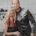 Susan Sideropoulos Instagram - Aaaahhhhh hahahahahah Das ich mal diese Ankündigung schreiben würde, hätte wohl niemand gedacht - vor allem nicht ICH 😂😂😂 🥁 Ich bin in der neues Staffel „Das große Promi backen“ dabei. Das Spektakel startet am Valentinstag 14.2 um 20.15 Uhr in @sat.1 Liebe Leute, ich kann euch jetzt schon sagen - das wird der absolute Wahnsinn! Ich habe die 24 Jahre die ich nun im TV unterwegs bin, ALLES mit kochen und backen abgesagt, weil ich es weder mag noch kann🙈 Ob sich das geändert hat??? Schaltet unbedingt ein. Und an dieser Stelle erstmal das aller größte DANKESCHÖN an meinen wundervollen BackCoach @martin_richard_wittwer der mir das backen, mit seinem tollen Team, in seiner Backstube @konditoreiw versucht hat beizubringen ☺️ Was für ein Abenteuer🎂 #dasgrossepromibacken @dasgrossebacken @tower_productions #sweetestTeam 🎂 @enieimturm @christian_huembs @bettinaschliephakeburchardt @panagiota_petridou @alexandra.rietz @raulrichter @julianfmstoeckel @maditavanhuelsen @mathiasmester @simon_gosejohann_ @actorsconnectionagency #MakeUp @herr.pascal #photocredit #lovely @liesafuchsfotografie #gruppenbild @pflugfotografie #unbezahltewerbung #wegenmarkierung