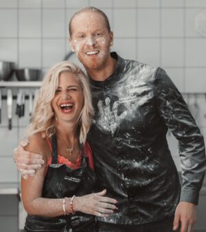 Susan Sideropoulos Instagram - Aaaahhhhh hahahahahah

Das ich mal diese Ankündigung schreiben würde, hätte wohl niemand gedacht - vor allem nicht ICH 😂😂😂

🥁 Ich bin in der neues Staffel „Das große Promi backen“ dabei. Das Spektakel startet am Valentinstag 14.2 um 20.15 Uhr in @sat.1 

Liebe Leute, ich kann euch jetzt schon sagen - das wird der absolute Wahnsinn! 

Ich habe die 24 Jahre die ich nun im TV unterwegs bin, ALLES mit kochen und backen abgesagt, weil ich es weder mag noch kann🙈 
Ob sich das geändert hat???
Schaltet unbedingt ein. 

Und an dieser Stelle erstmal das aller größte DANKESCHÖN an meinen wundervollen BackCoach @martin_richard_wittwer der mir das backen, mit seinem tollen Team, in seiner Backstube @konditoreiw versucht hat beizubringen ☺️

Was für ein Abenteuer🎂

#dasgrossepromibacken @dasgrossebacken @tower_productions 
#sweetestTeam 🎂
@enieimturm @christian_huembs 
@bettinaschliephakeburchardt
@panagiota_petridou 
@alexandra.rietz 
@raulrichter 
@julianfmstoeckel 
@maditavanhuelsen 
@mathiasmester 
@simon_gosejohann_ 
@actorsconnectionagency 
#MakeUp @herr.pascal 

#photocredit #lovely @liesafuchsfotografie 
#gruppenbild @pflugfotografie 
 #unbezahltewerbung #wegenmarkierung
