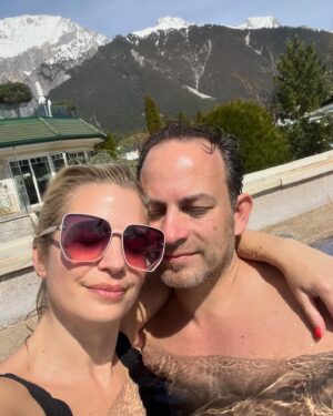 Susan Sideropoulos Instagram - Wir wünschen euch einen wundervollen (vielleicht auch so sonnigen) Sonntag, wie bei uns 
☀️💛☀️💛☀️💛☀️💛☀️

Wir genießen unseren letzten Tag im Paradies, saugen alles noch mal auf und nehmen all die zauberhaften Eindrücke und GlücksMomente mit nach Hause 🙏🏻

Schick mir eine Sonne du Sonne☀️🥰

@alpenresortschwarz 
#💛
#dankbar