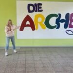 Susan Sideropoulos Instagram - LieblingsFrauen für die LieblingsFrauen der ARCHE 🩷 Der schönste Abschluss für unsere erste Podcast Staffel LieblingsFrauen. Wir hatten einen wundervollen Vormittag mit 50 ARCHE Müttern. (@arche_kinderstiftung unterstützt Familien die unterhalb der Armutsgrenze leben). Alles ging um’s “Manifestieren” 💫💫💫 Wir wollten einen Raum schaffen, wo Wünsche & Träume noch Platz haben, im Leben dieser wundervollen Frauen. @karinkuschik hat durch eine Mediation geführt, @sentamusic hat gesungen und ich habe aus meinem Buch gelesen. Es wurden Liebesbriefe an sich selbst geschrieben und hinzu kam Unterstützung in Form von Geschenken von meinen LieblingsFrauen die Gast in meinem Podcast waren. @sallyswelt @leasophiecramer @langhaarmaedchen @sainabayatpour Ebenfalls ein Riesen Dankeschön an @gu.verlag für die Bücher und der @konditoreiw für den spektakulären Baumkuchen💕 Und natürlich @eaglescharity die uns pro Folge 1000 Euro gespendet haben und wir nun 12000 Euro übergeben durften. Sooooo ein schöner Tag…. “Zeit hat man nicht. Zeit nimmt man sich, für das was einem wichtig ist” In diesem Sinne, Schau mal, wofür du dir mehr Zeit nehmen kannst, und damit dir und anderen eine Freude machen kannst ❤️ ‼️Freue mich wenn ihr den Beitrag teilt und der @arche_kinderstiftung folgt - um diesem wichtigen Verein mehr Aufmerksamkeit zu schenken 🙏🏻 ‼️ #unbezahltewerbung #wegenmarkierung #ganzvielerHerzmenschen