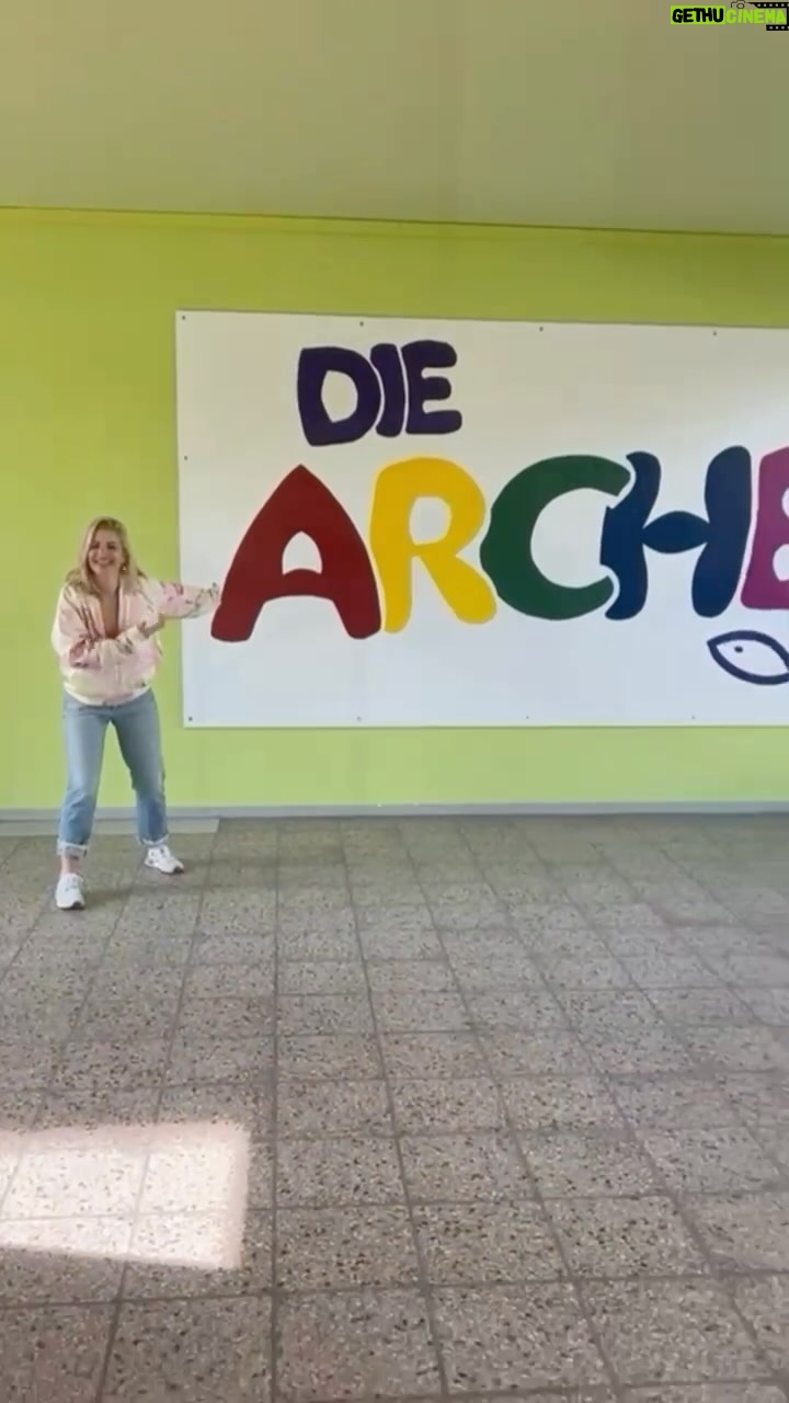 Susan Sideropoulos Instagram - LieblingsFrauen für die LieblingsFrauen der ARCHE 🩷 Der schönste Abschluss für unsere erste Podcast Staffel LieblingsFrauen. Wir hatten einen wundervollen Vormittag mit 50 ARCHE Müttern. (@arche_kinderstiftung unterstützt Familien die unterhalb der Armutsgrenze leben). Alles ging um’s “Manifestieren” 💫💫💫 Wir wollten einen Raum schaffen, wo Wünsche & Träume noch Platz haben, im Leben dieser wundervollen Frauen. @karinkuschik hat durch eine Mediation geführt, @sentamusic hat gesungen und ich habe aus meinem Buch gelesen. Es wurden Liebesbriefe an sich selbst geschrieben und hinzu kam Unterstützung in Form von Geschenken von meinen LieblingsFrauen die Gast in meinem Podcast waren. @sallyswelt @leasophiecramer @langhaarmaedchen @sainabayatpour Ebenfalls ein Riesen Dankeschön an @gu.verlag für die Bücher und der @konditoreiw für den spektakulären Baumkuchen💕 Und natürlich @eaglescharity die uns pro Folge 1000 Euro gespendet haben und wir nun 12000 Euro übergeben durften. Sooooo ein schöner Tag…. “Zeit hat man nicht. Zeit nimmt man sich, für das was einem wichtig ist” In diesem Sinne, Schau mal, wofür du dir mehr Zeit nehmen kannst, und damit dir und anderen eine Freude machen kannst ❤️ ‼️Freue mich wenn ihr den Beitrag teilt und der @arche_kinderstiftung folgt - um diesem wichtigen Verein mehr Aufmerksamkeit zu schenken 🙏🏻 ‼️ #unbezahltewerbung #wegenmarkierung #ganzvielerHerzmenschen