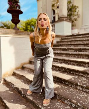 Susan Sideropoulos Instagram - Heute um 16.30 Uhr gibt es wieder eine neue Folge 
„Dein Star - Dein Date“ 
bei @sat.1 

Heute verkuppeln wir *Best Ager* - das wird ein verrückter Spaß 😜

Bin gespannt was du sagst und freu mich auf Feedback 💕

#HappySunday 
#NewShow 
#dating 
#TeamHerz @marijkeamado @janinekunzeofficial #ThomasHermanns @patrick_lindner #unbezahltewerbung #wegenmarkierung