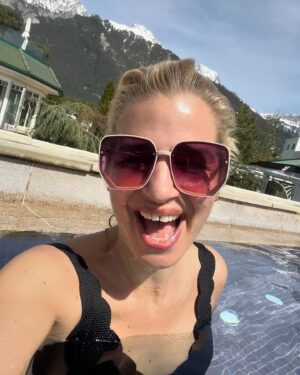 Susan Sideropoulos Instagram - Wir wünschen euch einen wundervollen (vielleicht auch so sonnigen) Sonntag, wie bei uns 
☀️💛☀️💛☀️💛☀️💛☀️

Wir genießen unseren letzten Tag im Paradies, saugen alles noch mal auf und nehmen all die zauberhaften Eindrücke und GlücksMomente mit nach Hause 🙏🏻

Schick mir eine Sonne du Sonne☀️🥰

@alpenresortschwarz 
#💛
#dankbar