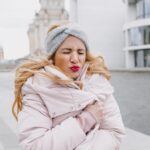 Susan Sideropoulos Instagram - Halleluja ist das kalt ❄️❄️❄️❄️❄️ Da muss man sich gut überlegen mit welchem Gesichtsausdruck man das Haus verlässt - das bleibt dann nämlich so 😂😂😂 Wie war es bei dir, Eher Bild 1 oder Bild 2 ? Bleibe erstmal zu Hause und nehme eine neue Folge #LieblingsFrauen auf 🩷 Habe eine ganz zauberhafte Frau zu Gast. Sage schon mal so viel, sie hat wunderschöne lange dunkle Haare, funkelnde Augen und ist eine Meisterin in einer bestimmten Sache, die ich so gar nicht beherrsche 🤔🤔🤔 Am Donnerstag gibt’s die Antwort. Bis dahin, halte dich warm. #photocredit @farinadeutschmann #unbezahltewerbung #wegenmarkierung