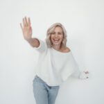 Susan Sideropoulos Instagram - STOP‼️ Kleine gute Nachricht an dich. Am Sonntag ist ja Muttertag und zur Feier des Tages (obwohl für mich ist ja jeder Tag Muttertag😊) , schenke ich dir 15% sale bis Samstag - auf meine GlücksBänder & Bücher in meinem GlücksShop 💝💝💝 Rosarotesglück.de Link findest du in meiner BIO oder meiner Story. Möchtest du meine Bücher verschenken? Dann einfach bei der Bestellung in der Betreff Zeile FIRMA, den Namen rein schreiben der im Buch stehen soll. Ganz viel Freude beim sich & anderen eine Freude machen 🩷 Spielt Muttertag bei dir eine Rolle oder findest du es unnötig? #photocredit @liesafuchsfotografie #unbezahltewerbung #wegenmarkierung