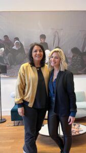 Susan Sideropoulos Instagram - Eine neue Podcast Folge mit @duzentekkal ❤️ “Für mich eines der inspirierendsten Frauen unserer Zeit” Düzen ist Menschenrechtsaktivistin, Journalistin, Kriegsberichterstatterin, Politikwissenschaftlerin, Autorin Filmemacherin und vor allem ist sie *Mensch*. Gemeinsam mit ihren Schwestern gründet Düzen die Menschenrechtsorganisation @hawar.help und die Bildungsinitiative @germandream.de , sie wird laut in der Welt, mischt die Politik auf und gibt Unterdrückten eine Stimme. Wer ist eigentlich Düzen Tekkal hinter all dem? Mit mir spricht sie ganz offen von Frau zu Frau. Ab heute gibt es die neue Folge überall wo es Podcasts gibt. #Podcast #LieblingsFrauen #producedBy @sentahood_official Mit jeder Folge gehen 1000 Euro gemeinsam mit @eaglescharity zugunsten der @die_arche #unbezahltewerbung #wegenmarkierung
