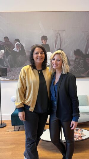 Susan Sideropoulos Instagram - Eine neue Podcast Folge mit @duzentekkal ❤️

“Für mich eines der inspirierendsten Frauen unserer Zeit”

Düzen ist Menschenrechtsaktivistin, Journalistin, Kriegsberichterstatterin, Politikwissenschaftlerin, Autorin Filmemacherin und vor allem ist sie *Mensch*.
Gemeinsam mit ihren Schwestern gründet Düzen die Menschenrechtsorganisation @hawar.help und die Bildungsinitiative @germandream.de , sie wird laut in der Welt, mischt die Politik auf und gibt Unterdrückten eine Stimme.
Wer ist eigentlich Düzen Tekkal  hinter all dem? 
Mit mir spricht sie ganz offen von Frau zu Frau.

Ab heute gibt es die neue Folge überall wo es Podcasts gibt.

#Podcast #LieblingsFrauen #producedBy @sentahood_official 
Mit jeder Folge gehen 1000 Euro gemeinsam mit @eaglescharity zugunsten der @die_arche #unbezahltewerbung #wegenmarkierung