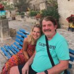 Susan Sideropoulos Instagram - Heute Nacht hast du mich im Traum besucht. … Ich hatte eine Lesung, kam in den Raum, irgendwie war es in einem Garten oder so, eine kleine Bühne und die Stühle standen im Halbkreis drumherum. Das Publikum klatschte als ich rein kam. Ganz vorne in der ersten Reihe sahst du, breitest die Arme auf und lachtest laut und offen, so wie immer. Im Traum wußte ich irgendwie das es nicht sein kann und fragte verwirrt , warum bist du hier? Und du lachtest nur und antwortest „Ich bin doch immer da“ Beim Schreiben laufen mir wieder die Tränen runter. Im Traum umarmten wir uns und ich begann zu lesen. Immer wieder schaute ich in die erste Reihe um mich zu versichern das du wirklich da bist und du schautest mich nur an und hattest einen riesengroßen strahlen im Gesicht. Vielleicht hast du mich heut Nacht besucht, die Vorstellung schenkt mir Trost und gleichzeitig zerreißt es mein Herz, weil der Schmerz kaum auszuhalten ist. #gleichzeitigkeit