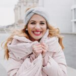 Susan Sideropoulos Instagram – Halleluja ist das kalt
❄️❄️❄️❄️❄️

Da muss man sich gut überlegen mit welchem Gesichtsausdruck man das Haus verlässt –
das bleibt dann nämlich so
😂😂😂

Wie war es bei dir,
Eher Bild 1 oder Bild 2 ?

Bleibe erstmal zu Hause und nehme eine neue Folge #LieblingsFrauen auf 🩷
Habe eine ganz zauberhafte Frau zu Gast. Sage schon mal so viel, sie hat wunderschöne lange dunkle Haare, funkelnde Augen und ist eine Meisterin in einer bestimmten Sache, die ich so gar nicht beherrsche 🤔🤔🤔

Am Donnerstag gibt’s die Antwort.
Bis dahin, halte dich warm.

#photocredit @farinadeutschmann #unbezahltewerbung #wegenmarkierung