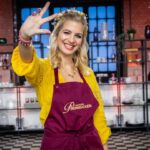 Susan Sideropoulos Instagram - Leute, Ich werd bekloppt 🤪🙃😅🥹🤩🥳 Ich hab meine dritte rote Schürze gestern gewonnen. Und ich bin im Finale - OMG🎉 Diese Show hat mich so viele Nerven gekostet und ungeahnte Talente hervorgebracht. Bei den schnellen Schnitten sieht man nicht immer wie anstrengend es in echt ist, doch WIR wissen es 😅😅😅 und dadurch freuen wir uns noch mal mehr - @maditavanhuelsen @mathiasmester @alexandra.rietz #CrewLove💛 Danke an euch alle für das liebevolle Feedback 🩵 @dasgrossebacken @bettinaschliephakeburchardt @christian_huembs @enieimturm @konditoreiw @herr.pascal @actorsconnectionagency #unbezahltewerbung #wegenmarkierung